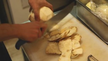 Şef kereviz hazırlanıyor