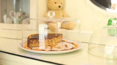 Bir tepsi üzerinde çikolatalı kek