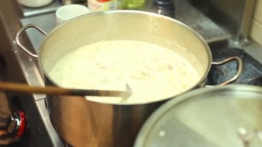 Şef çorba pişirme