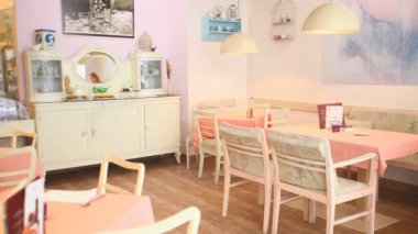 Garson bir kadınla kahve servisi