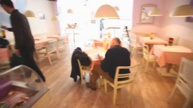 Restoranda oturan insanlar