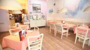 Kafede oturan kadın.