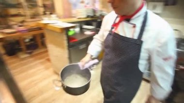 Şef risotto hazırlanıyor