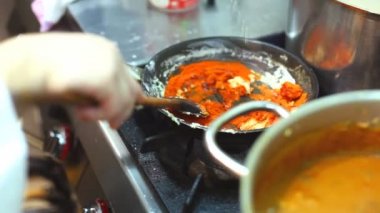 Şefin sosu karıştırarak