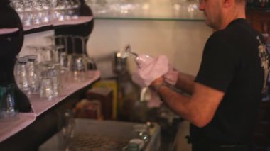 Barmen Züccaciye ve bardak hazırlanıyor