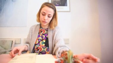 kadın bir restoranda sipariş