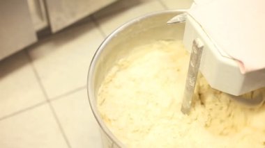 Hamuru ile elektrikli karıştırıcı yapma