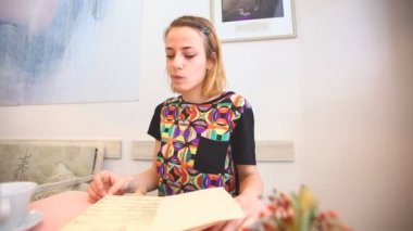 kadın bir restoranda sipariş
