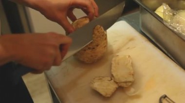 Şef kereviz hazırlanıyor