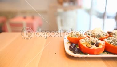 Bir restoranda bir tabakta sebze yemek