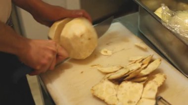 Şef kereviz hazırlanıyor