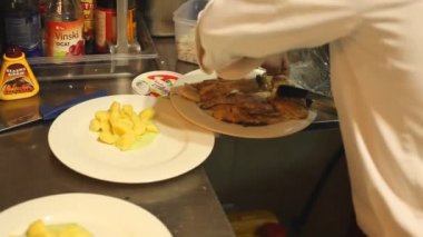 Tabaklarda yemek koymak aşçı