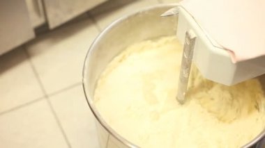 Hamuru ile elektrikli karıştırıcı yapma