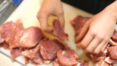 Kesme tahtasındaki çiğ et