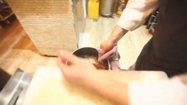 Şef risotto hazırlanıyor