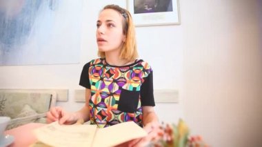 kadın bir restoranda sipariş
