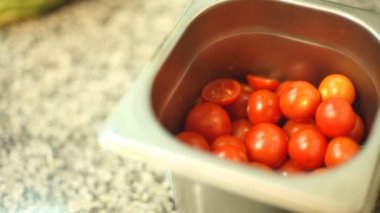 Bir restoranda bir kase kiraz domates