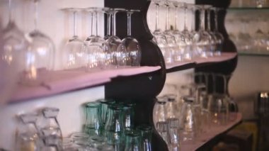 Restoranda yığılmış gözlük