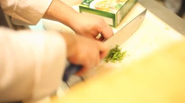 Şef maydanoz doğrama