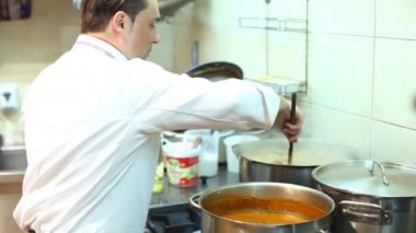 Şef yemek ve stiring