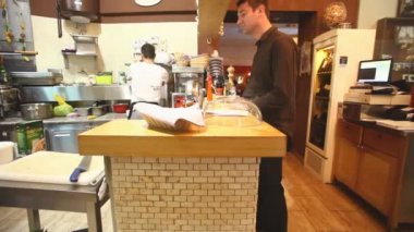 Aşçı ve garson Restoran mutfak at