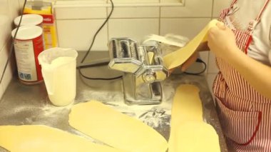 makarna yapma kadın