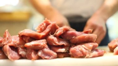 Kesme tahtasındaki çiğ et