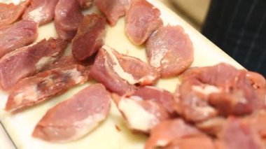 Kesme tahtasındaki çiğ et