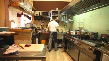 Restoran mutfakta aşçılar