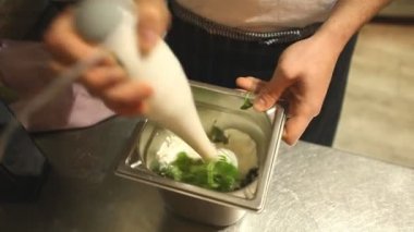 Sos el mikseri ile karıştırma