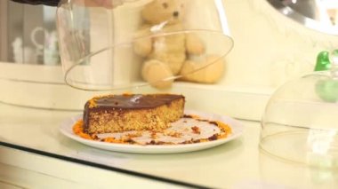 El kapsayan çikolatalı kek