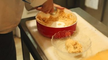 Şef scooping dondurma