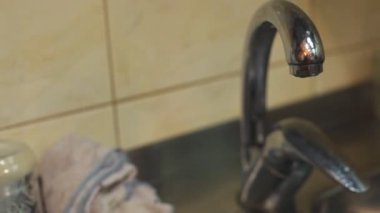 Damlayan musluk bir mutfak