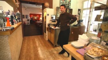 Bir restoranda bekleyen garson