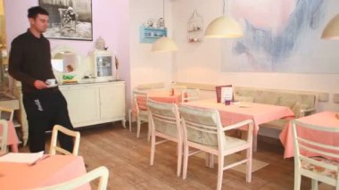 Garson bir kadınla kahve servisi