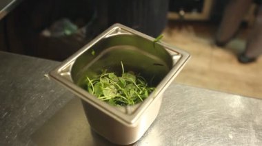 Şef soyunma blender ile karıştırma