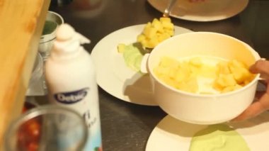 Tabaklarda yemek koymak aşçı