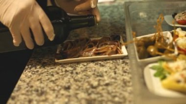 Bir restoranda öğle yemeği baharat