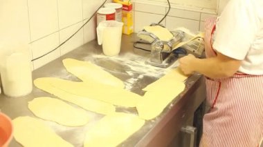 makarna yapma kadın