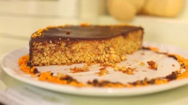 Bir tepsi üzerinde çikolatalı kek