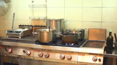 Mutfakta bir ocakta tencere