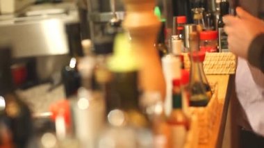 Tuz, biber, yağ ile sirke masada