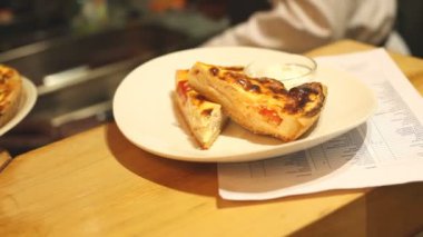 Çeşitli quiches bir tabakta