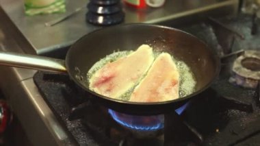 bir tavada kızartma balık