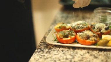 Parmesan sebze yemek koyarak