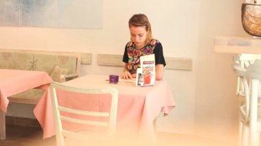 Kadın bir kafede kahve servis