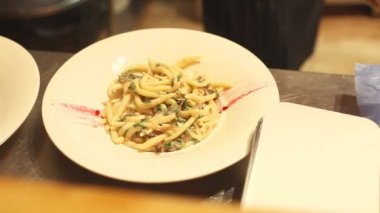 Dekore edilmiş makarna yemekleri