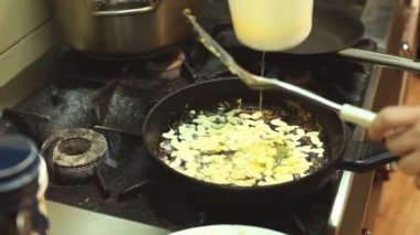 Şef tohum bir tavada kızartma