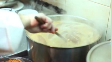 Şef yemek ve stiring