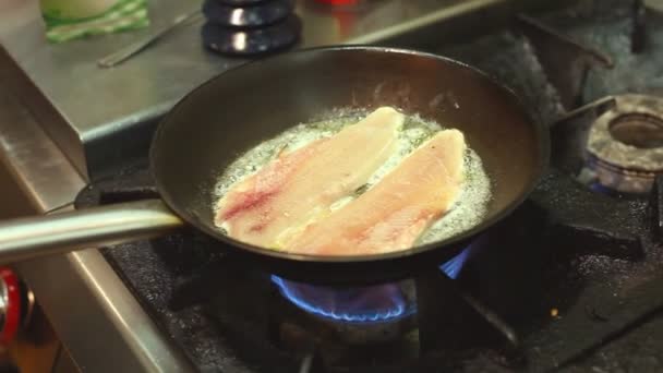 Freír pescado en una sartén — Vídeo de stock